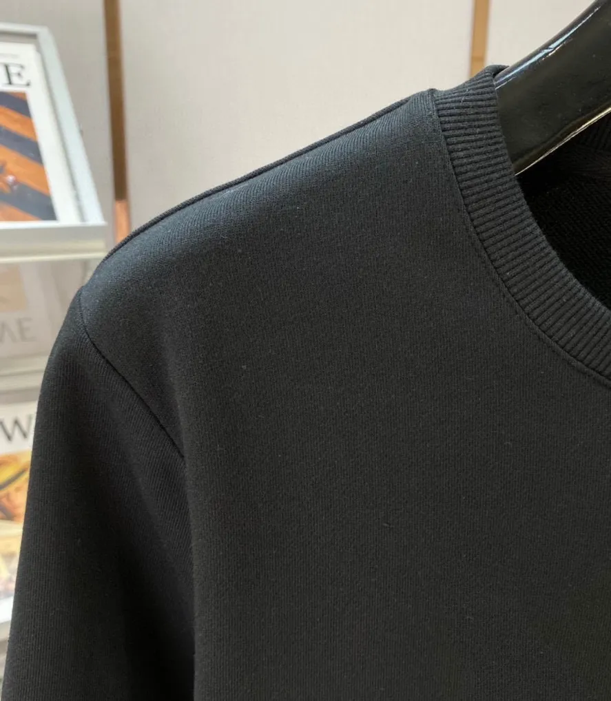 🅿️220 brand [LV Louis Vuitton] (good news for fat people) 2025ss autumn latest long-sleeved round-neck sweatshirt, on sale simultaneously on the official website. Refreshing and breathable. Made of top Tencel Roman. Comfortable and soft. 3D three-dimensional clarity. Super fashion sense. Great for gifting and keeping for yourself. Size: M-5XL (can wear up to 220 pounds)